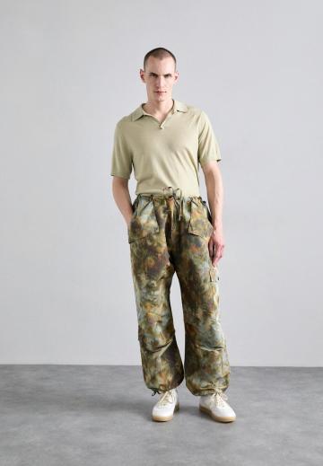 Брюки с накладными карманами