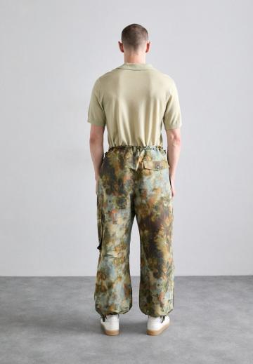 Брюки с накладными карманами