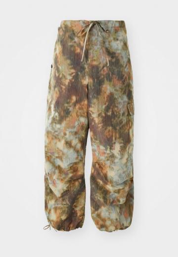 Брюки с накладными карманами