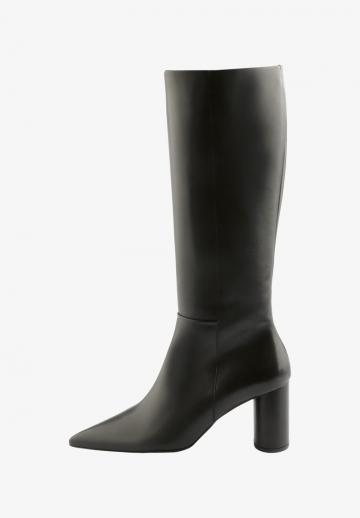 Высокие сапоги