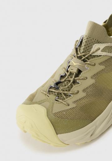 Походные кроссовки