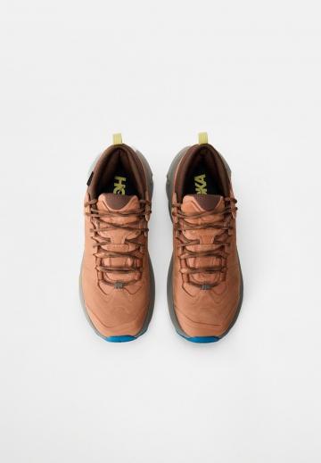 Походные кроссовки