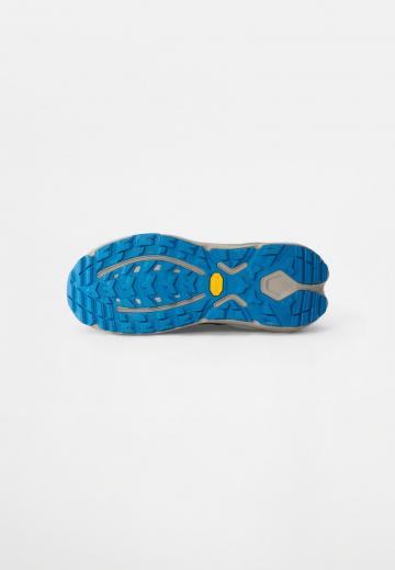 Походные кроссовки