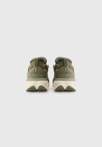 Походные кроссовки