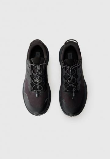 Походные кроссовки