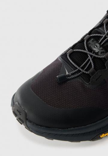 Походные кроссовки