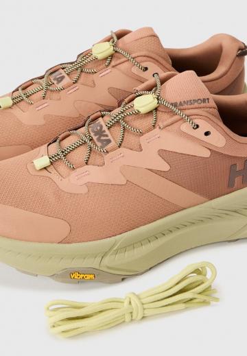 Походные кроссовки