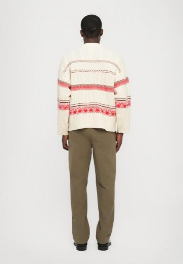 Пуловер в полоску