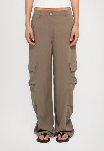 Брюки с накладными карманами