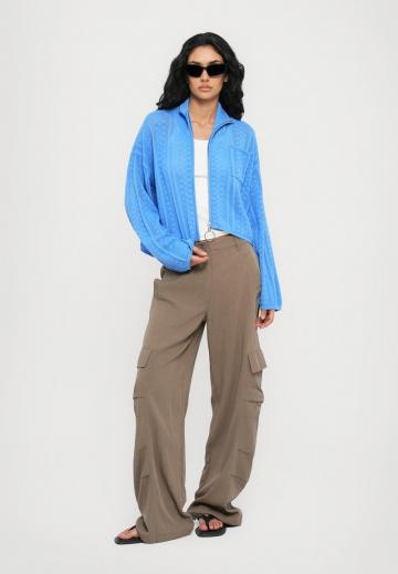 Брюки с накладными карманами