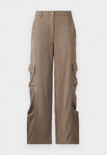 Брюки с накладными карманами