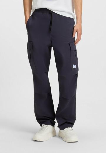 Брюки с накладными карманами