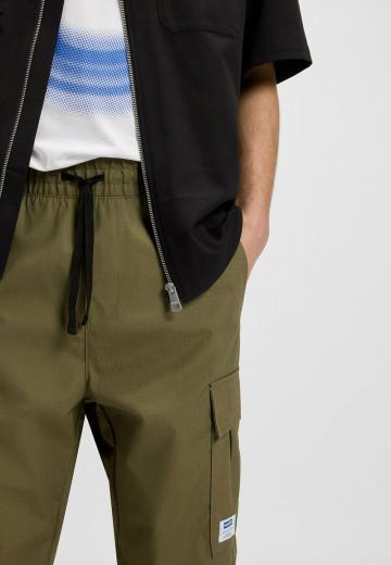Брюки с накладными карманами