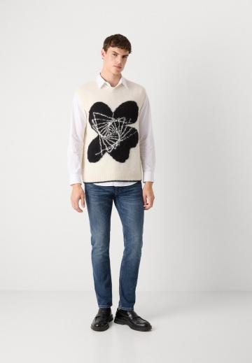 Узкие джинсы