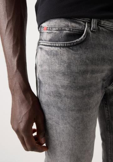 Узкие джинсы