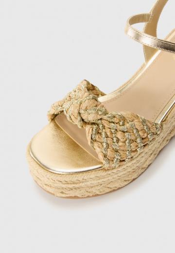 Босоножки на танкетке