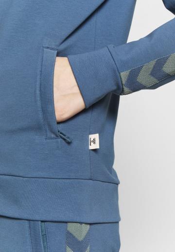 Спортивная куртка