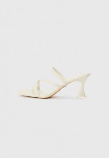 Босоножки на каблуке