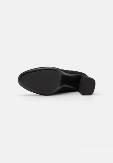 Полусапожки на высоком каблуке