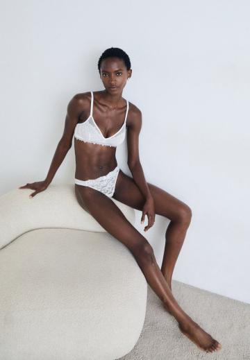 Трусы на бедрах