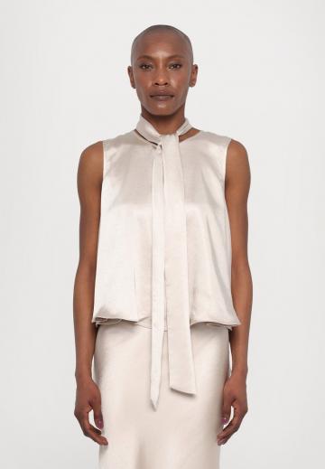 Блузка без рукавов