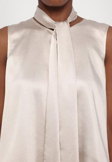 Блузка без рукавов