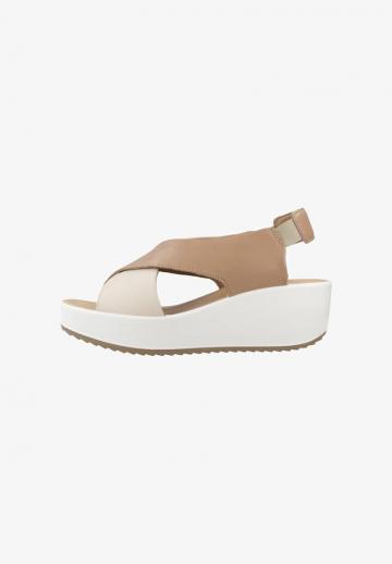 Босоножки на танкетке