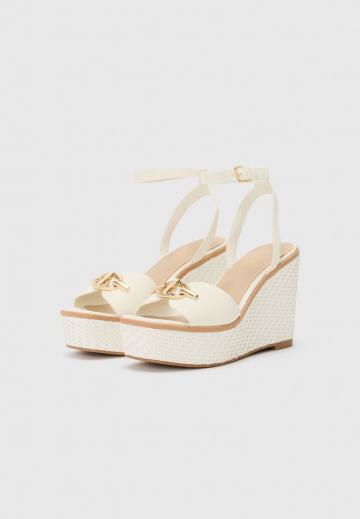 Босоножки на танкетке