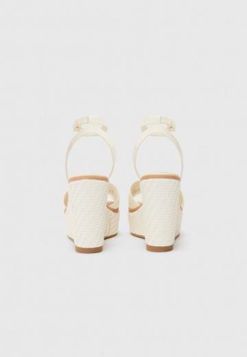 Босоножки на танкетке