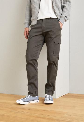 Брюки с накладными карманами