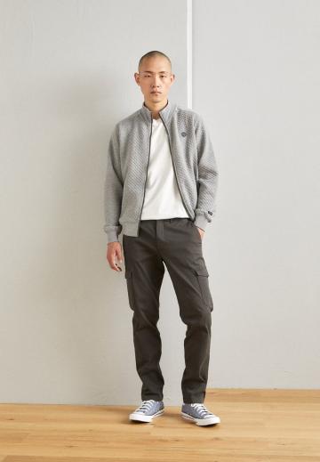 Брюки с накладными карманами