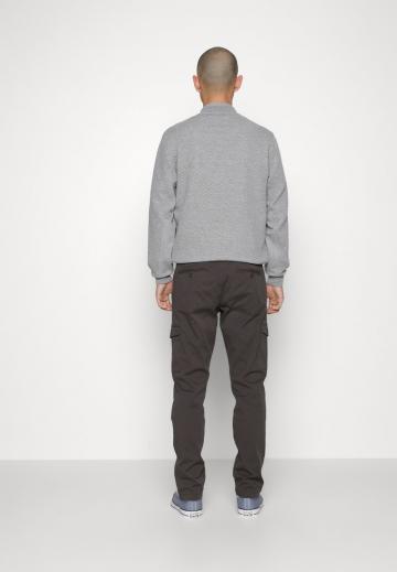 Брюки с накладными карманами