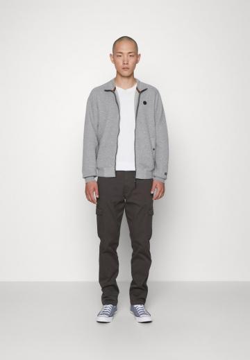 Брюки с накладными карманами