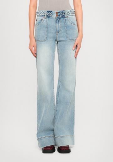 Клешеные джинсы