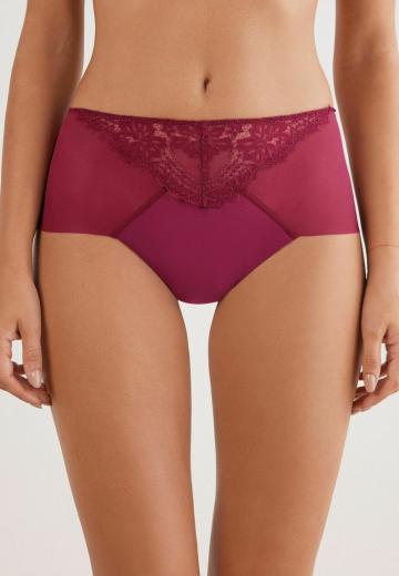 Трусы на бедрах