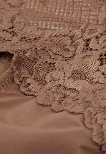 Трусы на бедрах