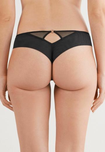 Трусы на бедрах