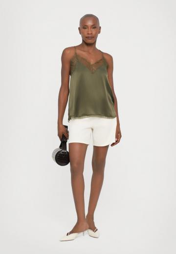 Топ на бретельках