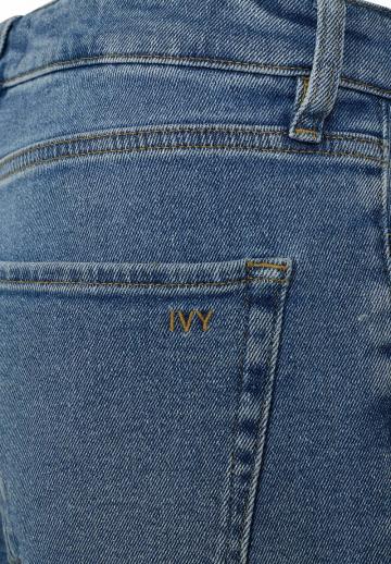 Короткие джинсы