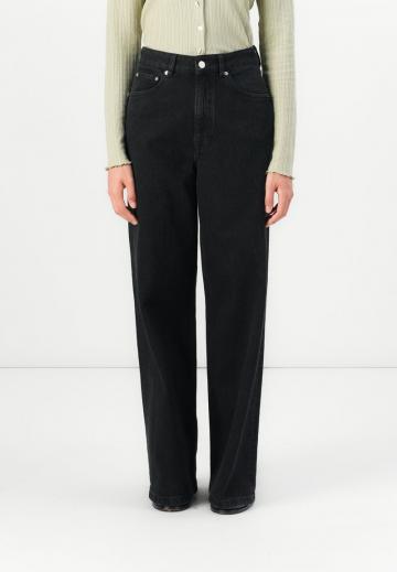 Клешеные джинсы