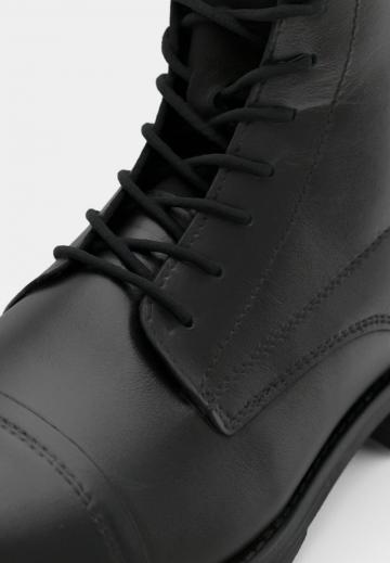 Ботинки на шнуровке