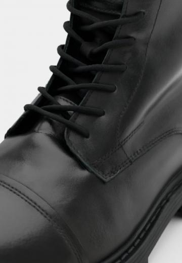 Ботинки на шнуровке