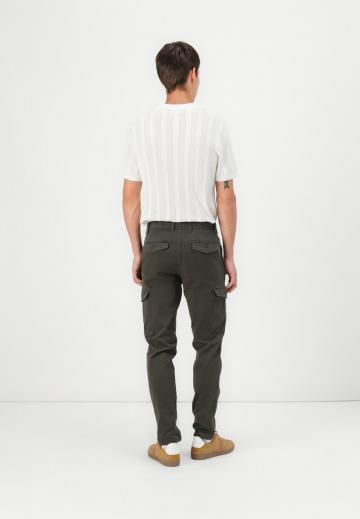 Брюки с накладными карманами