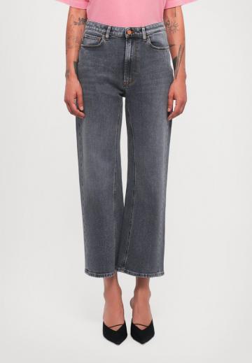 Короткие джинсы