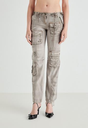 Брюки с накладными карманами