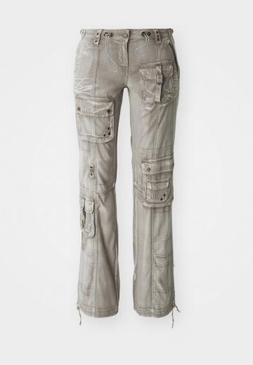 Брюки с накладными карманами