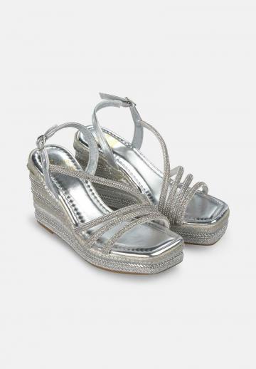 Босоножки на танкетке