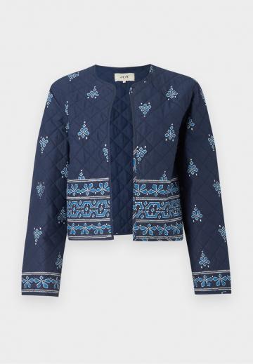 Жаккардовая вязаная кофта