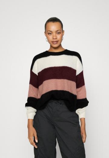 Пуловер в полоску