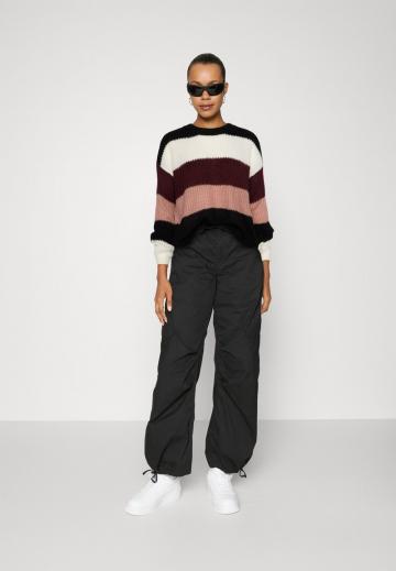 Пуловер в полоску